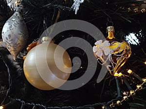 Vánoční koule dekorace na vánoční stromeček během svátků.