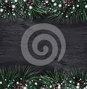Vianočný pozdrav. čierny drevo borovica a borovica kužele,. vianoce námestie karta. sneh účinok 
