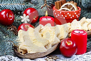 Sušenky v hvězda tvar jablka a zelený jedle 