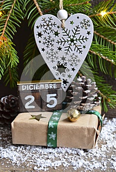 Christmas Day.Diciembre 25December 25 in Spanish languagecalendar date,christmas present,and fir tree photo