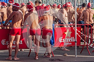 CHRISTMAS DAY HARBOUR SWIM 2015, BARCELONA, Port Vell - 25th December: Swimmers in Santa Claus hats prepared for contest