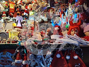 Vianočné ozdoby na trhu v meste počas sviatočného obchodu.