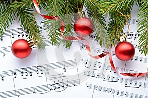 Christmas decorations on the sheets with notes