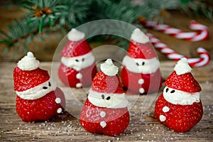 Christmas dinner party ideas for kids - strawberry santa recipe