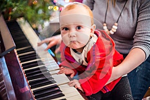 Vigilia festa un bambino ragazzo pianoforte il suo madre 