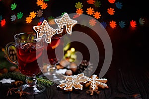 Christmas hot mulled wine with spices and gingerbread cookies on