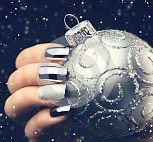 Christmas nail art manicure idea. Winter holiday manicure design