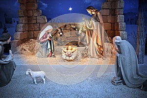 Eine Weihnachts-Krippe in einem Stall mit dem Jesuskind in einer Krippe, Maria und Joseph.