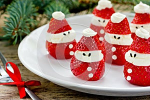 Christmas party ideas for kids - strawberry santa recipe