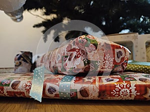 Vianočné darčeky a darčeky zabalené a pripravené pod stromčekom počas sviatkov.