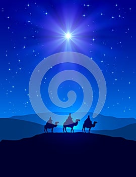 Estrella de navidad sobre el cielo azul a tres inteligente hombres 