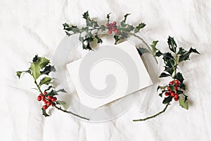 Estilizado banco de fotos tipo foto. festivo tarjeta de felicitación una invitación escena. naturaleza muerta tarjeta a acebo 