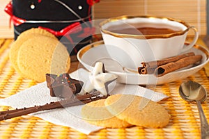 Christmas tea with cinnamon and cookies