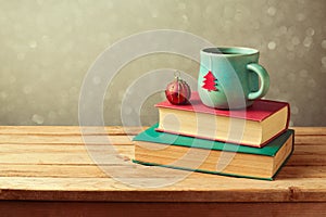 Tè tazza un sfera sul antico libri Attraverso sfocatura 