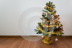 Christmas tree decoration in empty room with white wall