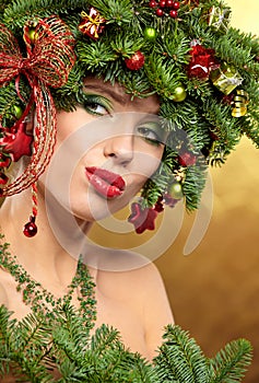 Christmas Tree Holiday Hairstyle and Make