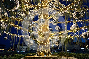Vianočný stromček v ozdobený svetlá a guľa 