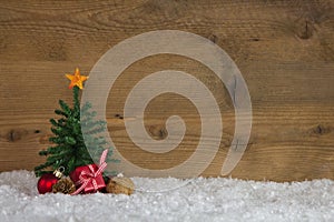 Albero di natale i regali sul di legno con neve 