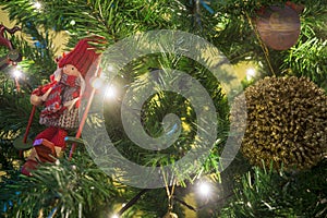 Christmas tree with puppets alluding to Christmas to decorate.