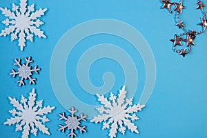 Christmass flatlay white snowflakes in shape frame and christmas garland