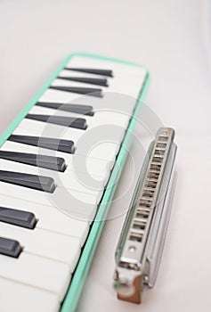 Chromatic harmonica and melodion