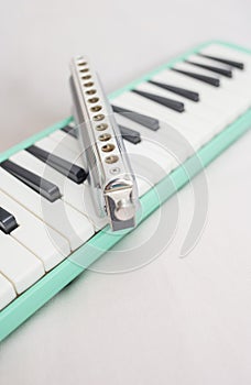 Chromatic harmonica and melodion