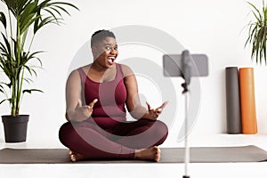 Chubby african american woman fitness coach having stream while exercising