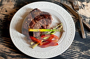 Chuck steak with asparagus and paprika