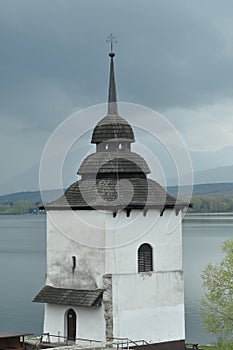 Kostel na břehu přehrady. Jezero Mara na Slovensku
