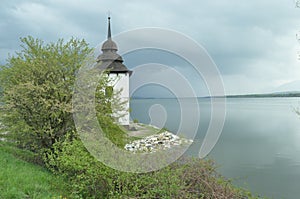 Kostel na břehu přehrady