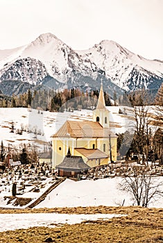 Kostel se hřbitovem v obci Ždiar s Belianskými Tatrami