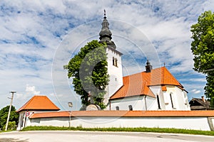 Kostel ve středu obce Liptovské Sliače, Slovensko