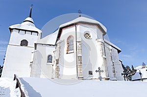 Kostol počas zimy pokrytý obrovským množstvom snehu.
