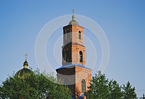 Chiesa. cupola. la Torre sul da cielo blu. alberi. attraverso 