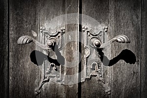 Iglesia puerta oxidado metálico la manija 