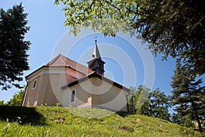 Kostol na trávnatom kopci