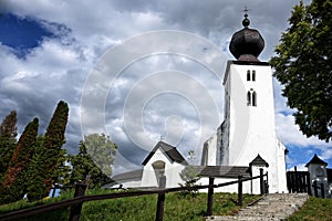Kostol Svätého Ducha so zamračenou modrou oblohou v pozadí Zegre, Slovensko