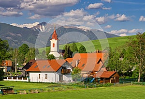 Kostel a domy v obci Liptovský Trnovec
