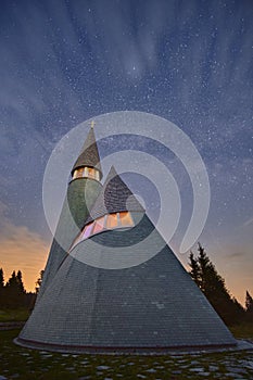 Kostel na hora v noci hvězdy 