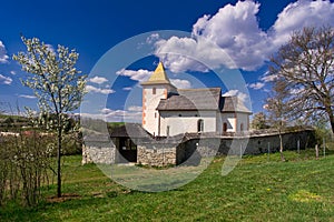 Kostol sv. Mateja v Zolnej počas jari