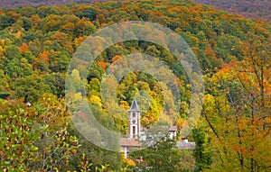 Iglesia de a otono en bosque en 