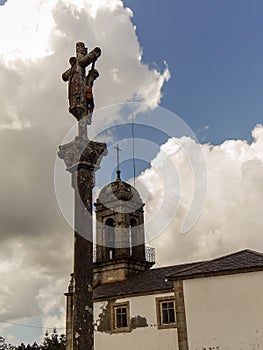 The church of San Salvador and its cruceiro