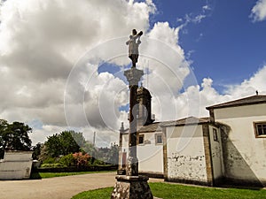 The church of San Salvador and its cruceiro