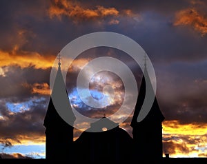 Silueta kostela proti obloze