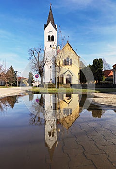 Kostol na Slovensku v obci Cifer s odrazom