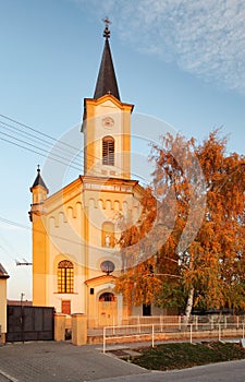 Kostol v slovenskej obci Jablonec na jeseň