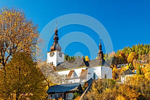 Kostol v Španej Doline v jesennom období, Slovensko