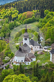 Kostol v obci Špania Dolina s okolitou krajinou