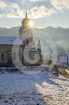 Kostol sv. Márie Magdalény v Ľubietovej počas zimného západu slnka