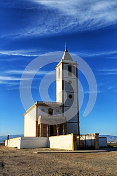 Iglesia cielo azul sobre el Playa 